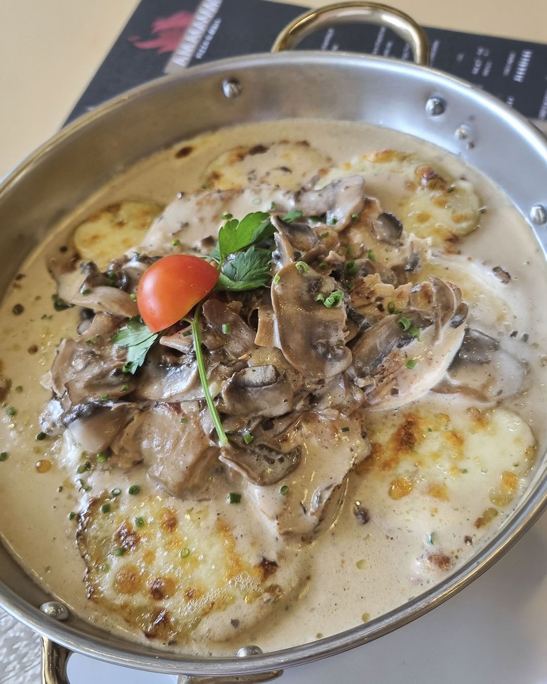 Bife de frango com molho de cogumelos e batata gratinada