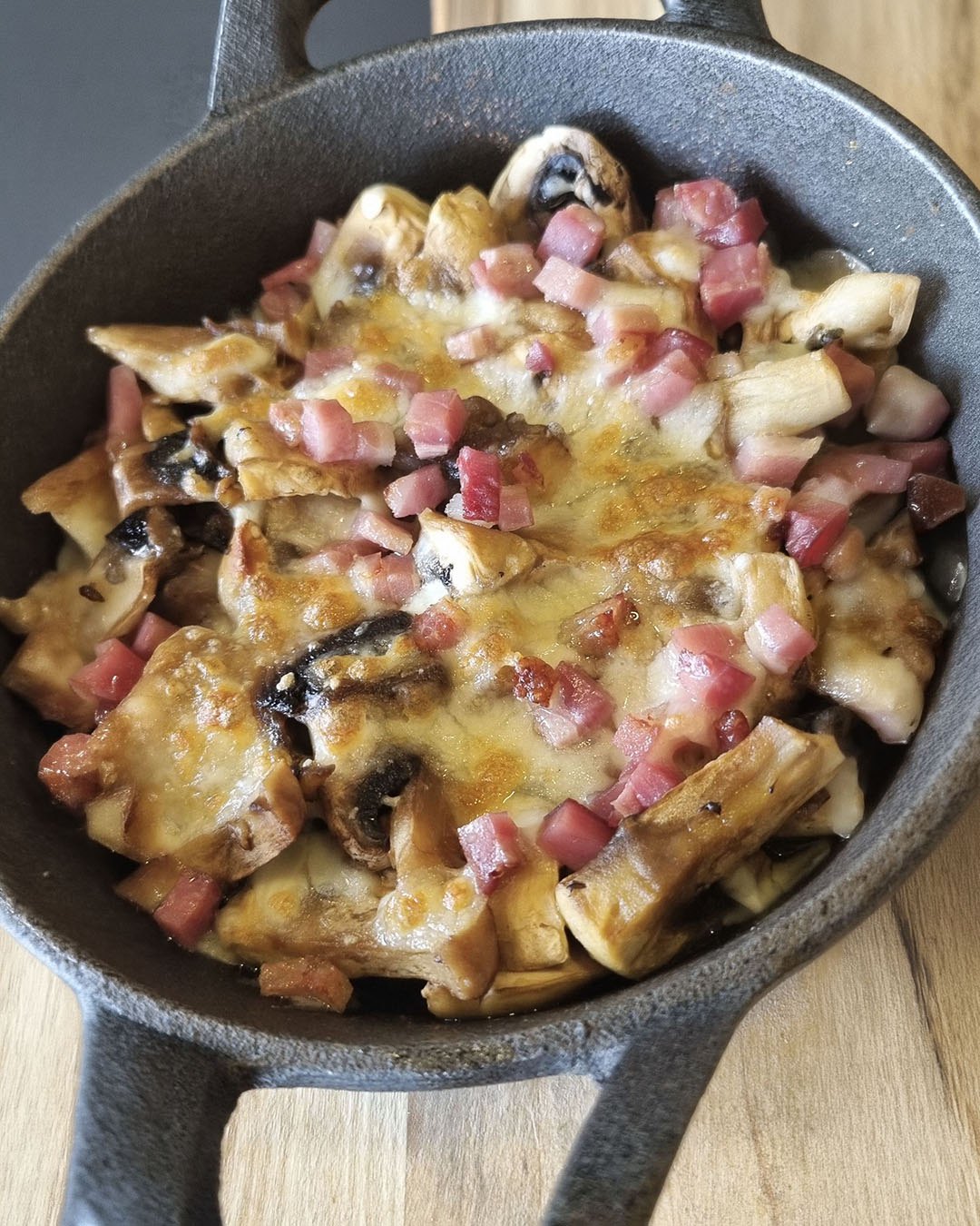 Cogumelos com alho, queijo gratinado e bacon