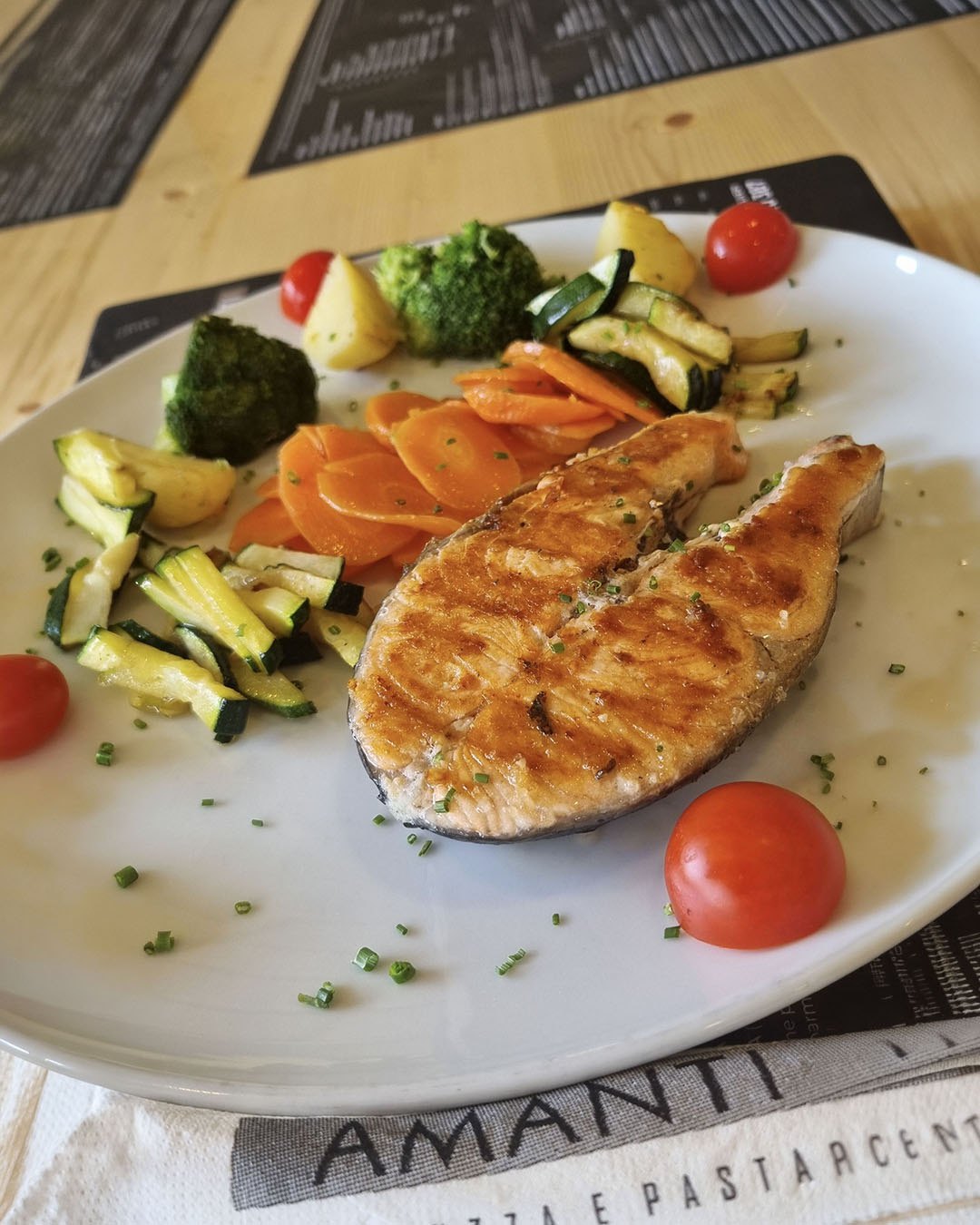 Salmão grelhado com legumes